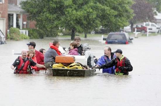 Residents are evacuated in Fieldstone Farms in Franklin on Sunday. (MANDY LUNN / THE TENNESSEAN)